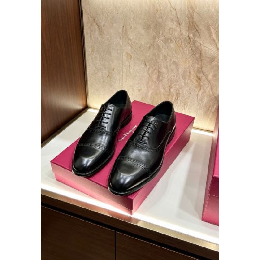 ドレスシューズ プレーンアッパー 控えめな装飾 FERRAGAMO フェラガモ コピー ビジネスシューズ シャープフォルム