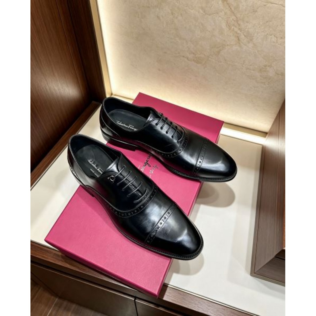 ドレスシューズ プレーンアッパー 控えめな装飾 FERRAGAMO フェラガモ コピー ビジネスシューズ シャープフォルム