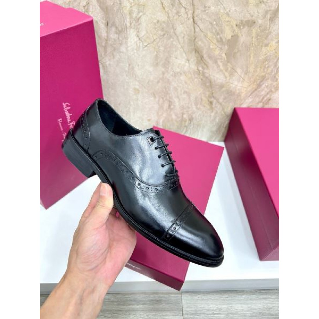 ドレスシューズ プレーンアッパー 控えめな装飾 FERRAGAMO フェラガモ コピー ビジネスシューズ シャープフォルム