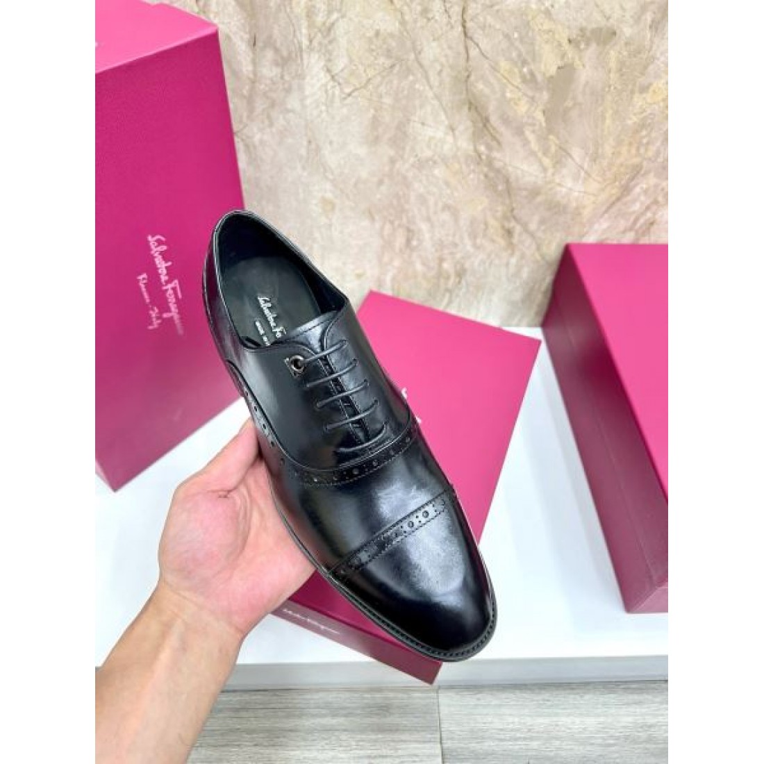 ドレスシューズ プレーンアッパー 控えめな装飾 FERRAGAMO フェラガモ コピー ビジネスシューズ シャープフォルム