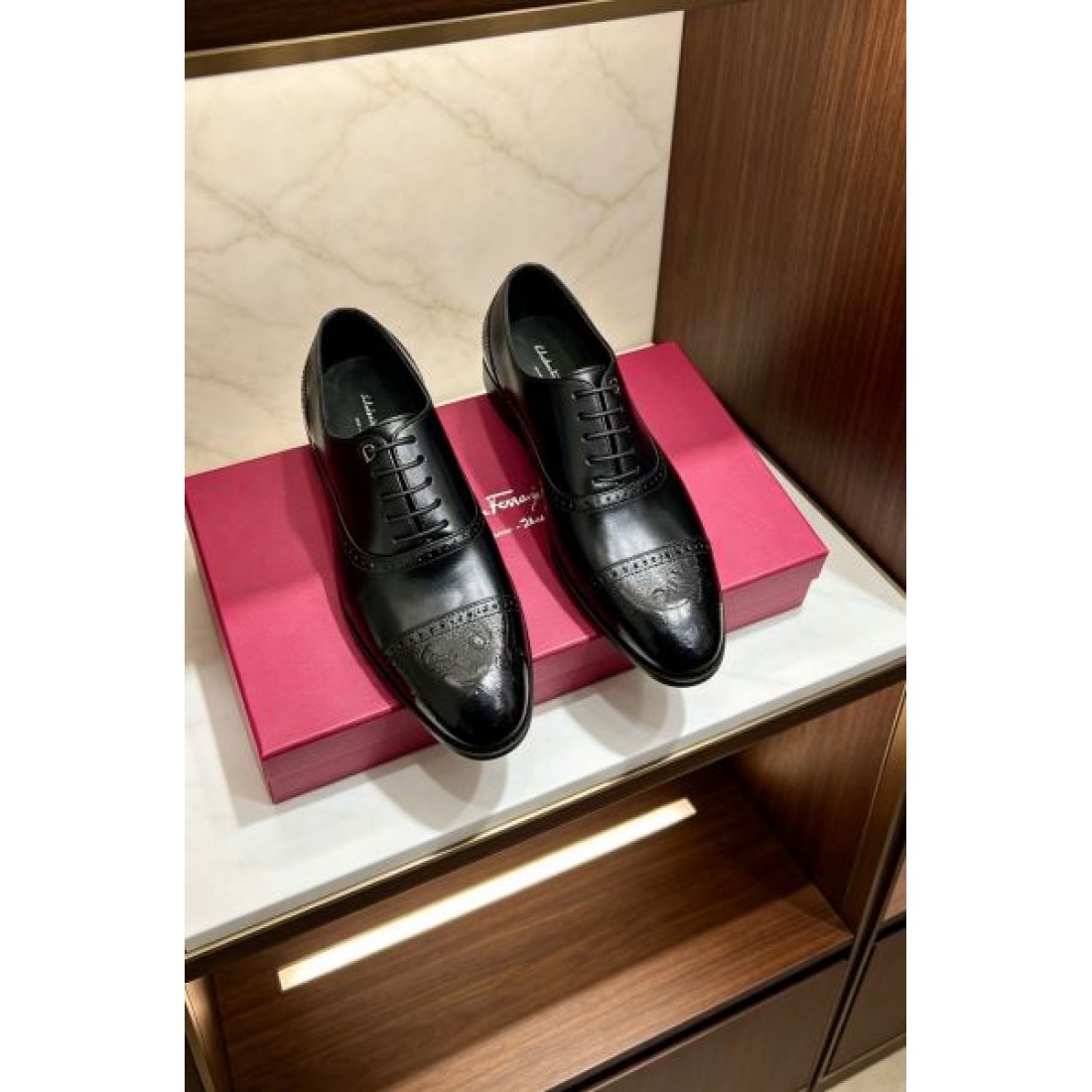 ストレートチップ レースアップ ブローグ加工 FERRAGAMO フェラガモ コピー ビジネスシューズ 正統派スタイル ビジネスシーン