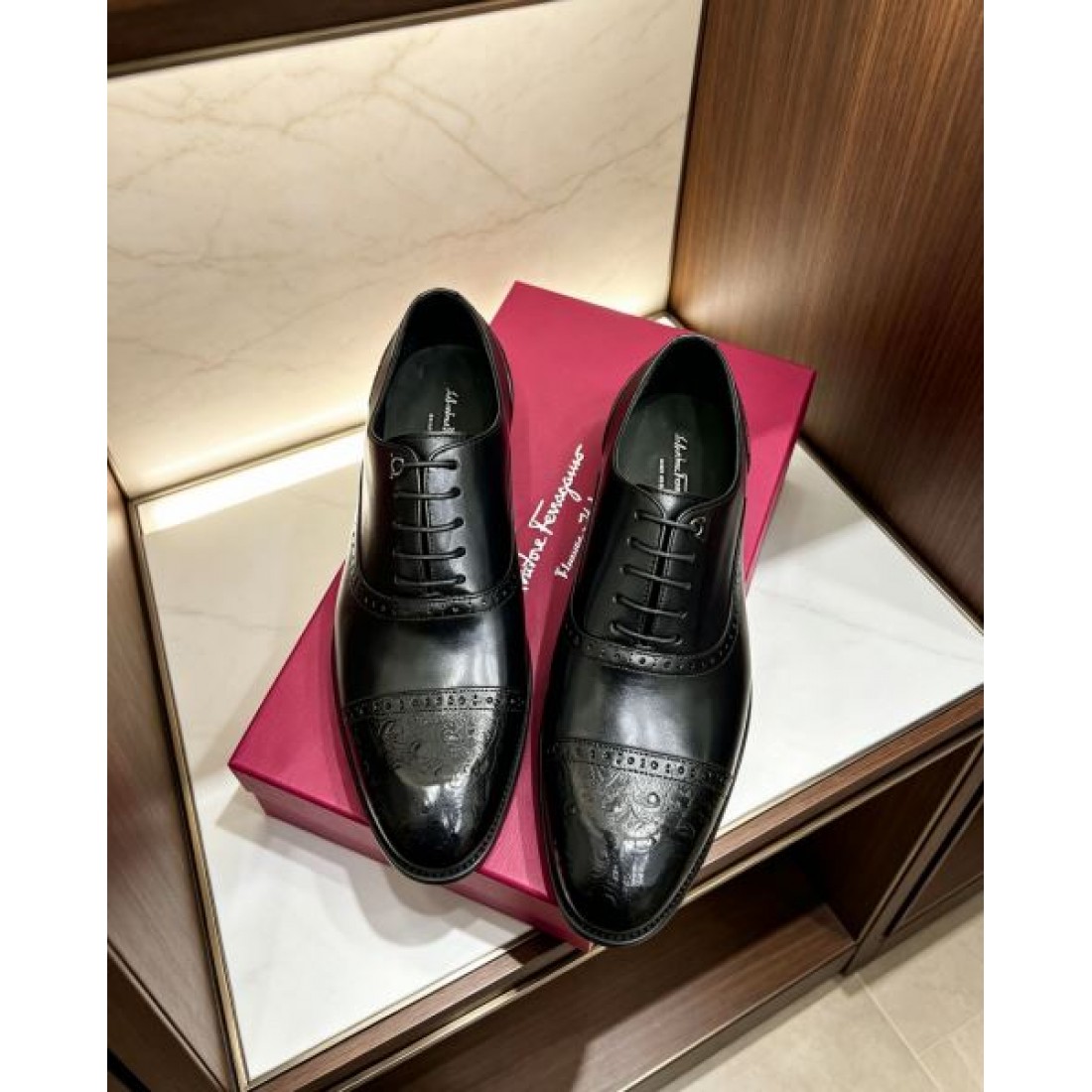 ストレートチップ レースアップ ブローグ加工 FERRAGAMO フェラガモ コピー ビジネスシューズ 正統派スタイル ビジネスシーン
