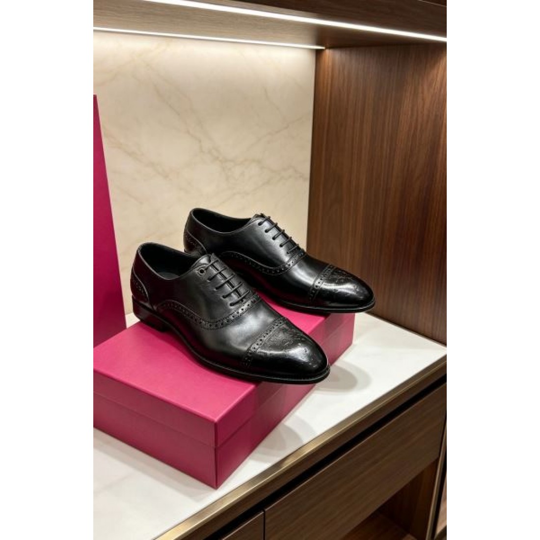 ストレートチップ レースアップ ブローグ加工 FERRAGAMO フェラガモ コピー ビジネスシューズ 正統派スタイル ビジネスシーン