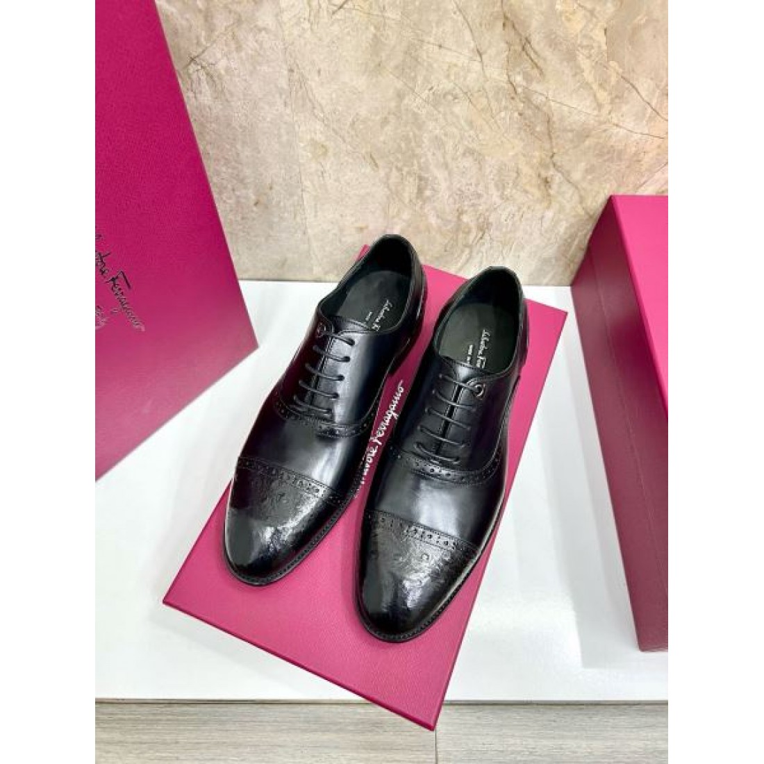 ストレートチップ レースアップ ブローグ加工 FERRAGAMO フェラガモ コピー ビジネスシューズ 正統派スタイル ビジネスシーン
