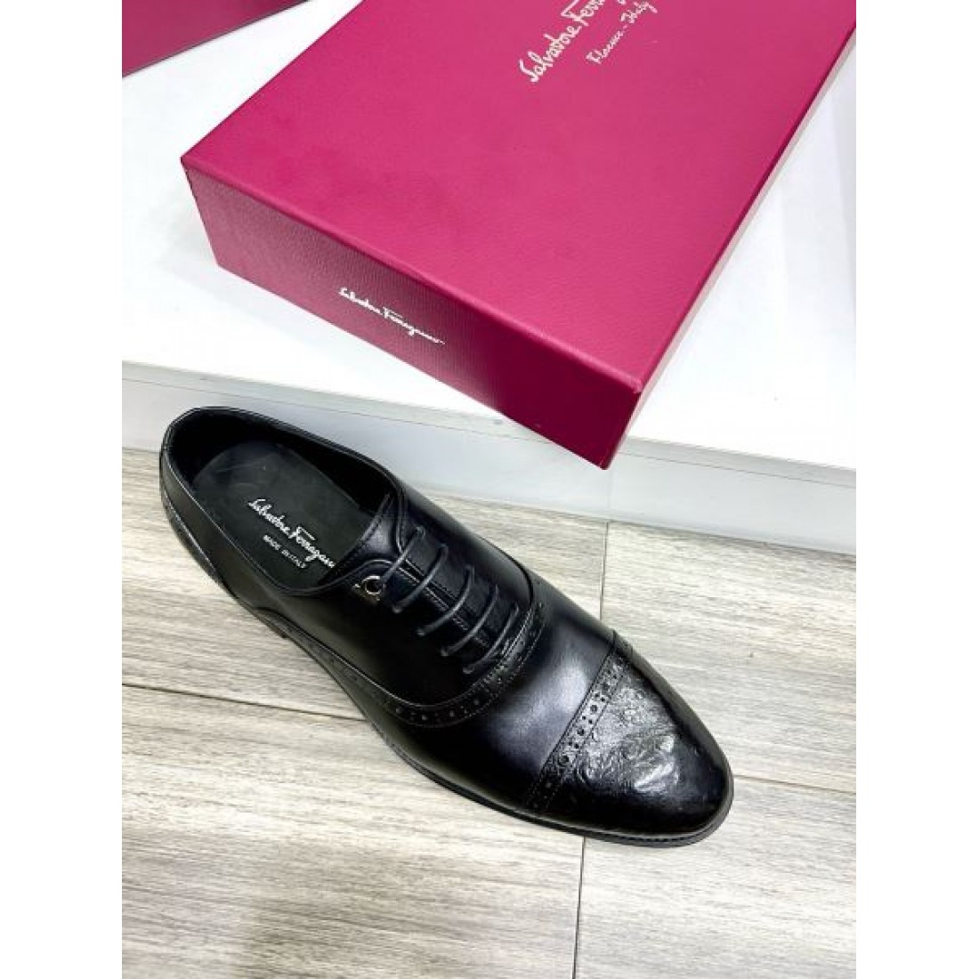 ストレートチップ レースアップ ブローグ加工 FERRAGAMO フェラガモ コピー ビジネスシューズ 正統派スタイル ビジネスシーン