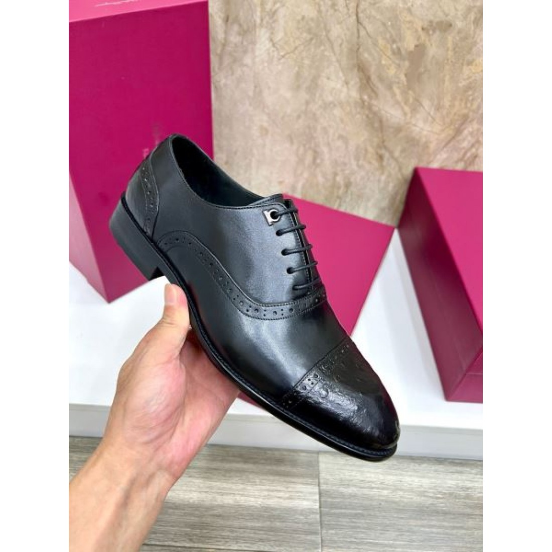 ストレートチップ レースアップ ブローグ加工 FERRAGAMO フェラガモ コピー ビジネスシューズ 正統派スタイル ビジネスシーン