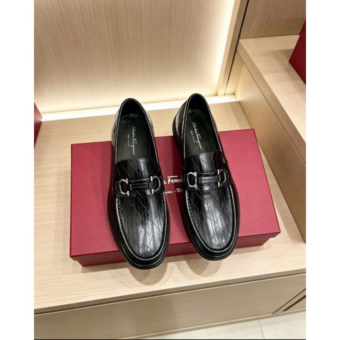 ローファースタイル ドレスカジュアル 洗練コーデ FERRAGAMO フェラガモ コピー ビジネスシューズ 都会派ファッション