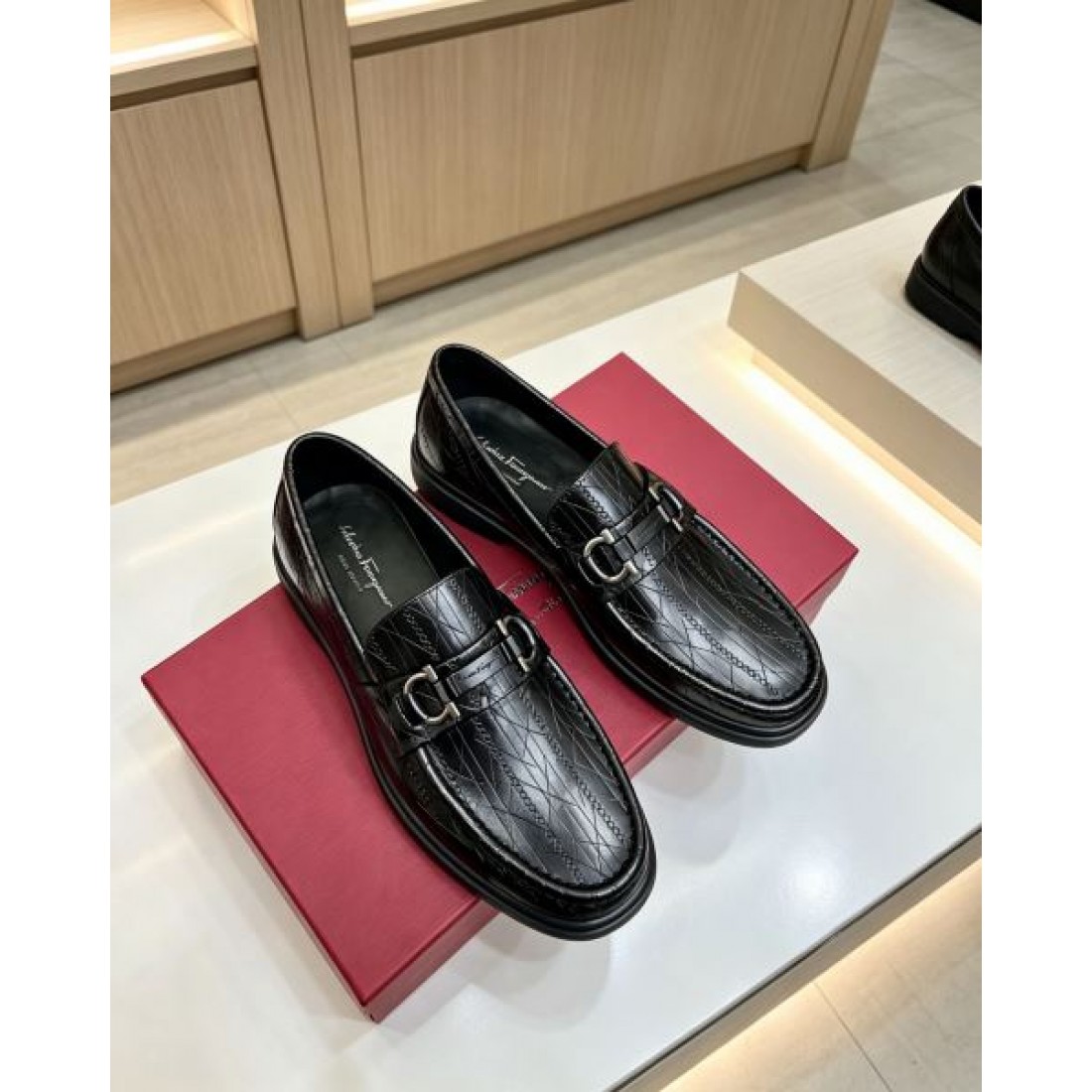 ローファースタイル ドレスカジュアル 洗練コーデ FERRAGAMO フェラガモ コピー ビジネスシューズ 都会派ファッション