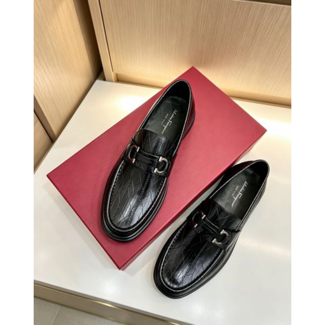 ローファースタイル ドレスカジュアル 洗練コーデ FERRAGAMO フェラガモ コピー ビジネスシューズ 都会派ファッション