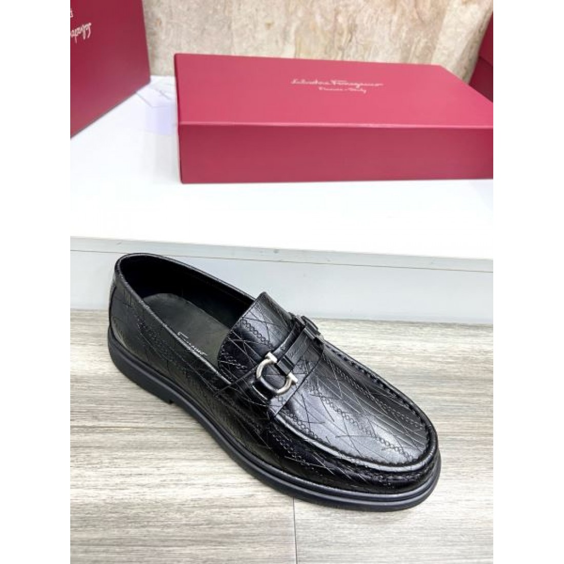 ローファースタイル ドレスカジュアル 洗練コーデ FERRAGAMO フェラガモ コピー ビジネスシューズ 都会派ファッション
