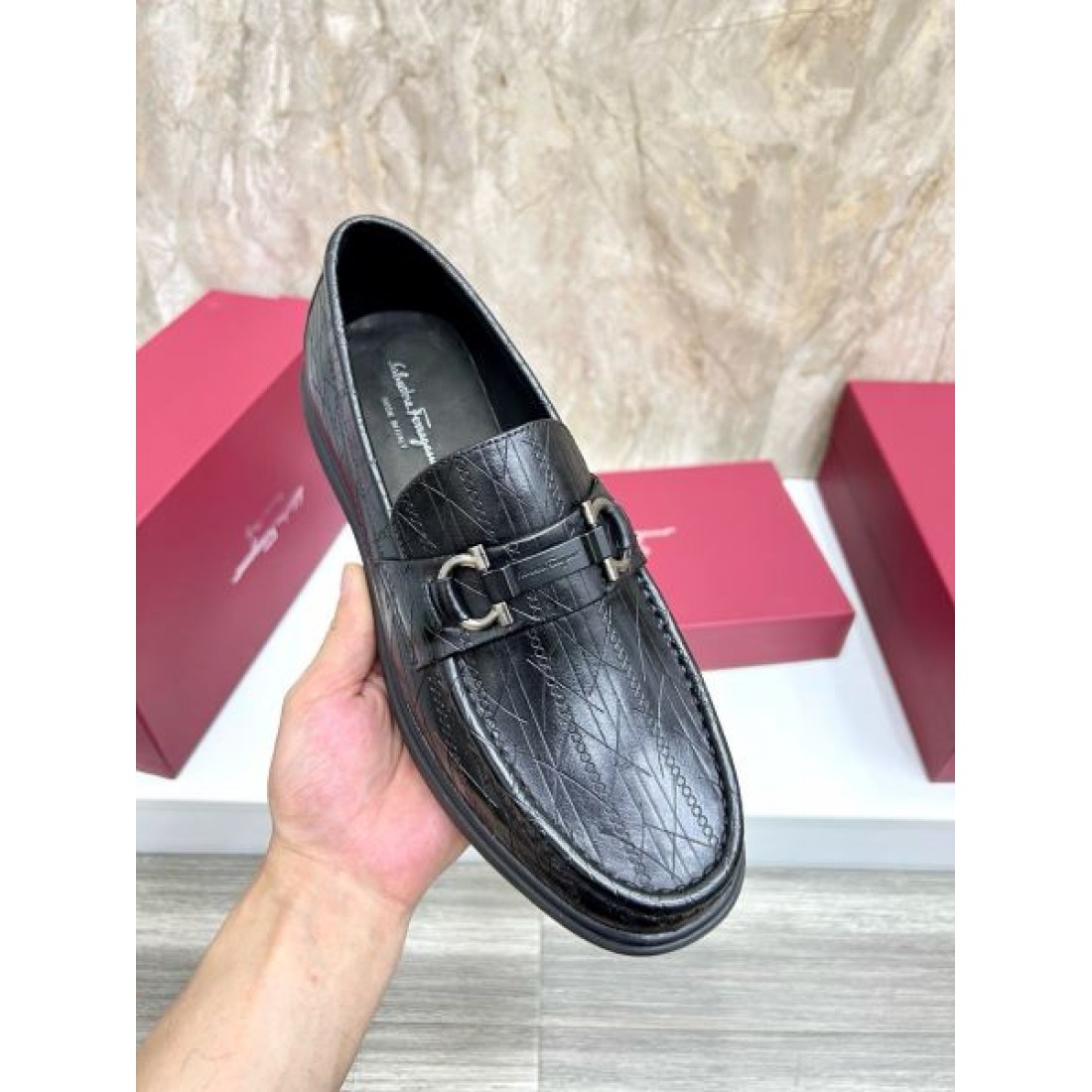 ローファースタイル ドレスカジュアル 洗練コーデ FERRAGAMO フェラガモ コピー ビジネスシューズ 都会派ファッション
