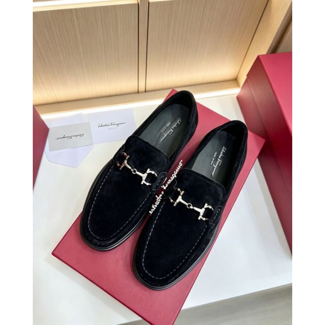 ローファースタイル スリップオン仕様 きれいめカジュアル FERRAGAMO フェラガモ コピー ビジネスシューズ 休日ファッション