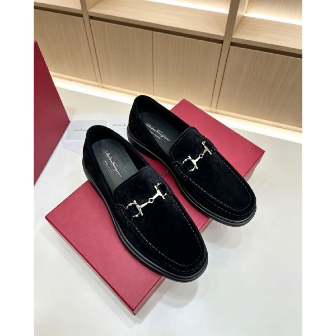 ローファースタイル スリップオン仕様 きれいめカジュアル FERRAGAMO フェラガモ コピー ビジネスシューズ 休日ファッション