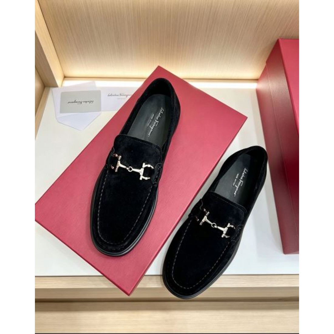 ローファースタイル スリップオン仕様 きれいめカジュアル FERRAGAMO フェラガモ コピー ビジネスシューズ 休日ファッション