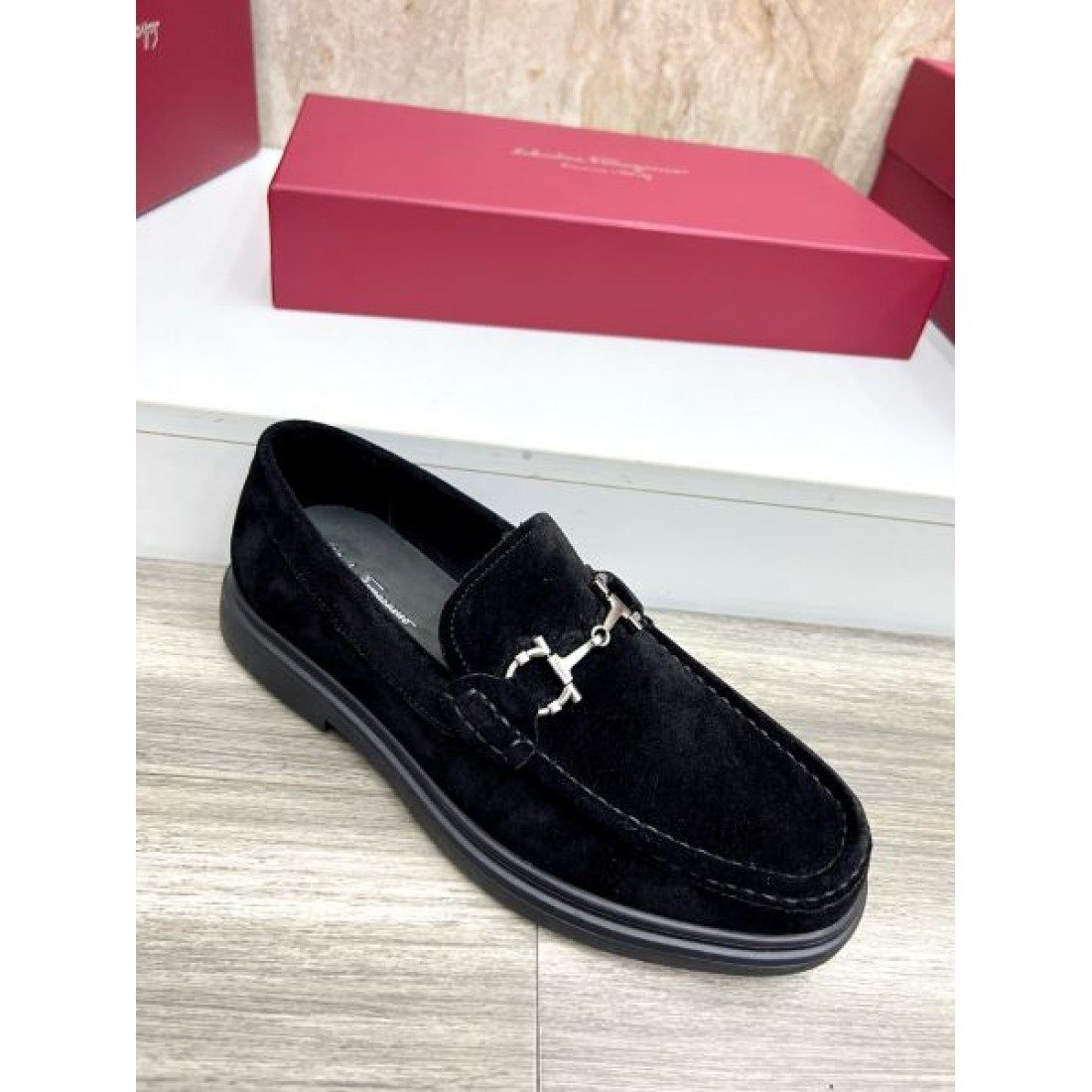 ローファースタイル スリップオン仕様 きれいめカジュアル FERRAGAMO フェラガモ コピー ビジネスシューズ 休日ファッション