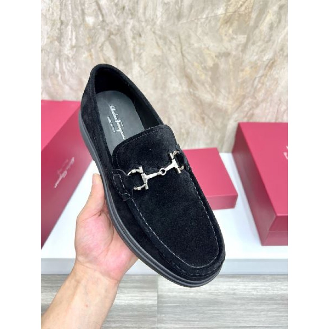 ローファースタイル スリップオン仕様 きれいめカジュアル FERRAGAMO フェラガモ コピー ビジネスシューズ 休日ファッション