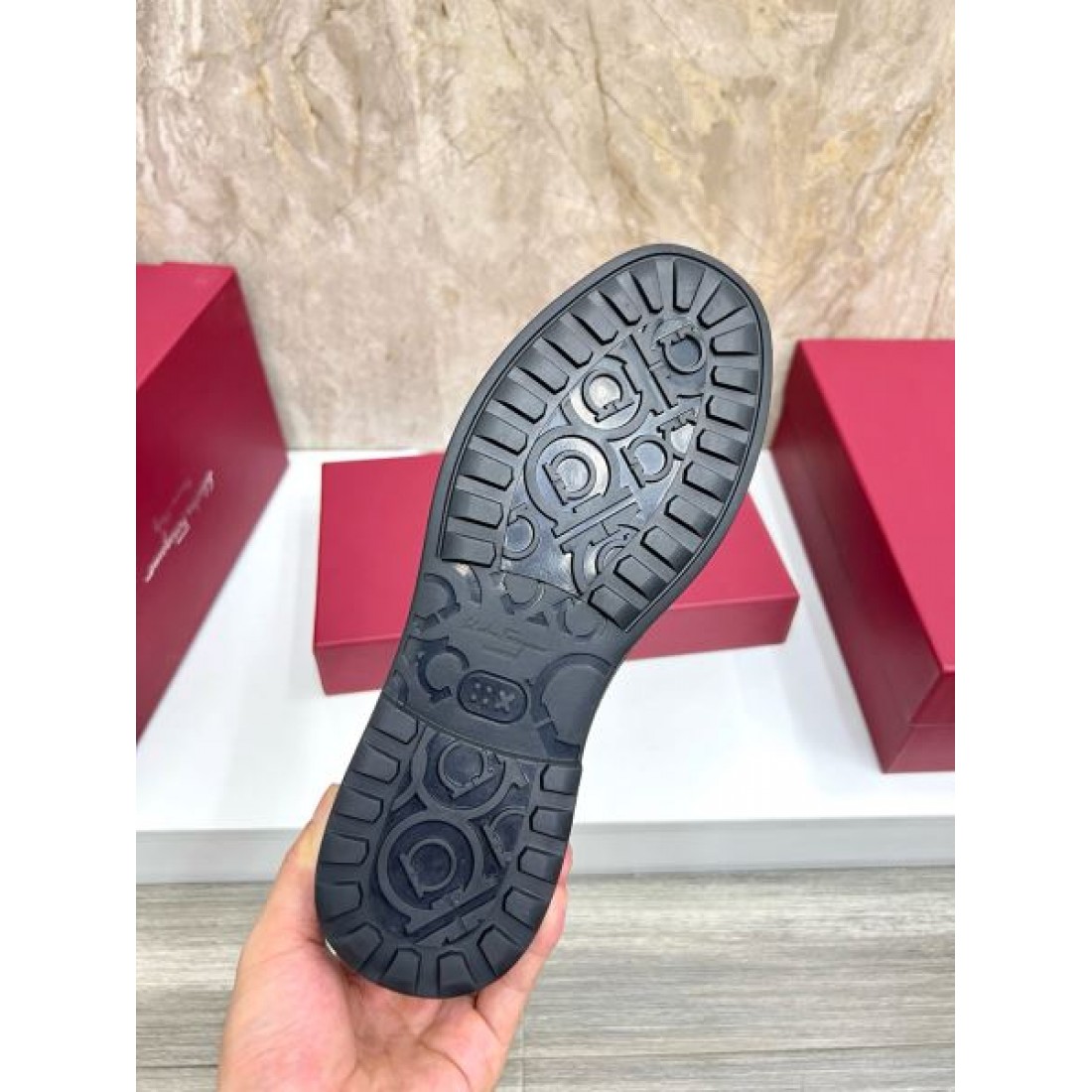 ローファースタイル スリップオン仕様 きれいめカジュアル FERRAGAMO フェラガモ コピー ビジネスシューズ 休日ファッション