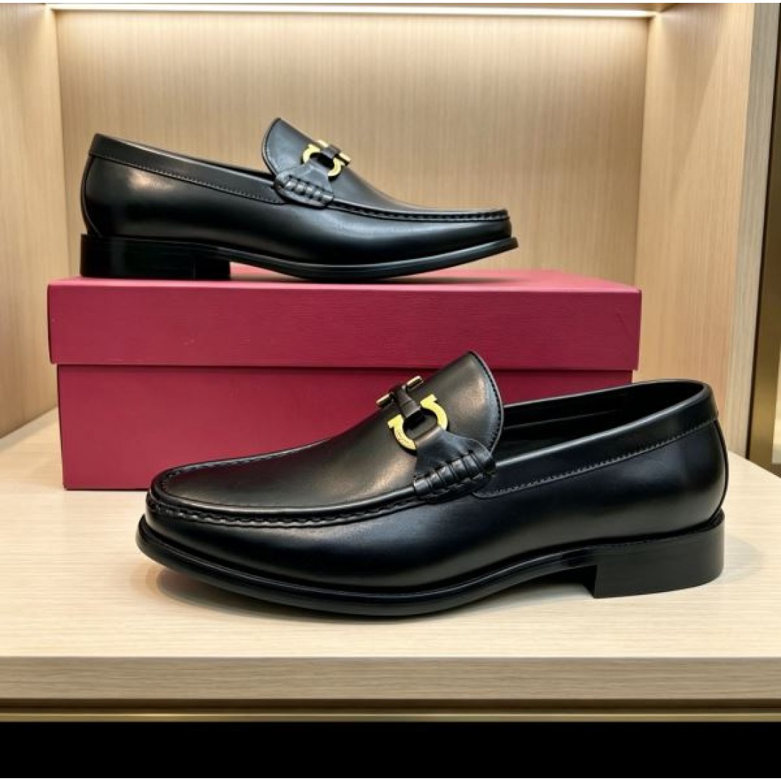 モカシン構造 メタルアクセント 滑らかなレザー感 FERRAGAMO フェラガモ コピー ビジネスシューズ 丁寧な仕立て