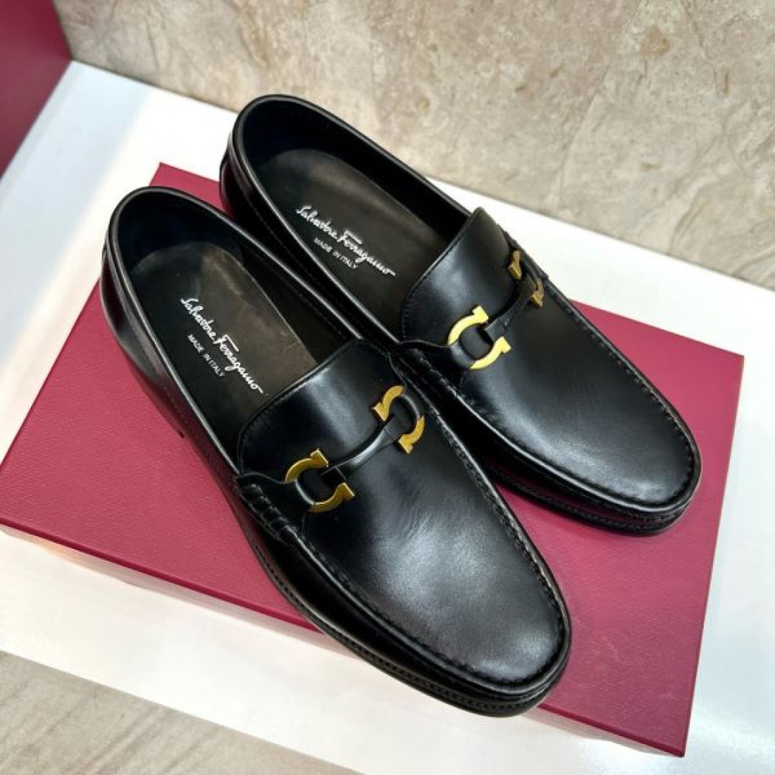 モカシン構造 メタルアクセント 滑らかなレザー感 FERRAGAMO フェラガモ コピー ビジネスシューズ 丁寧な仕立て