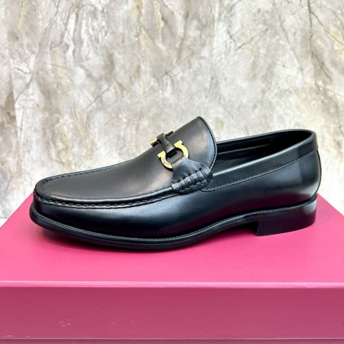 モカシン構造 メタルアクセント 滑らかなレザー感 FERRAGAMO フェラガモ コピー ビジネスシューズ 丁寧な仕立て