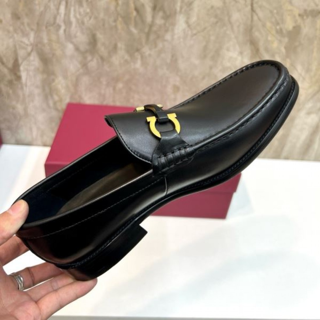 モカシン構造 メタルアクセント 滑らかなレザー感 FERRAGAMO フェラガモ コピー ビジネスシューズ 丁寧な仕立て