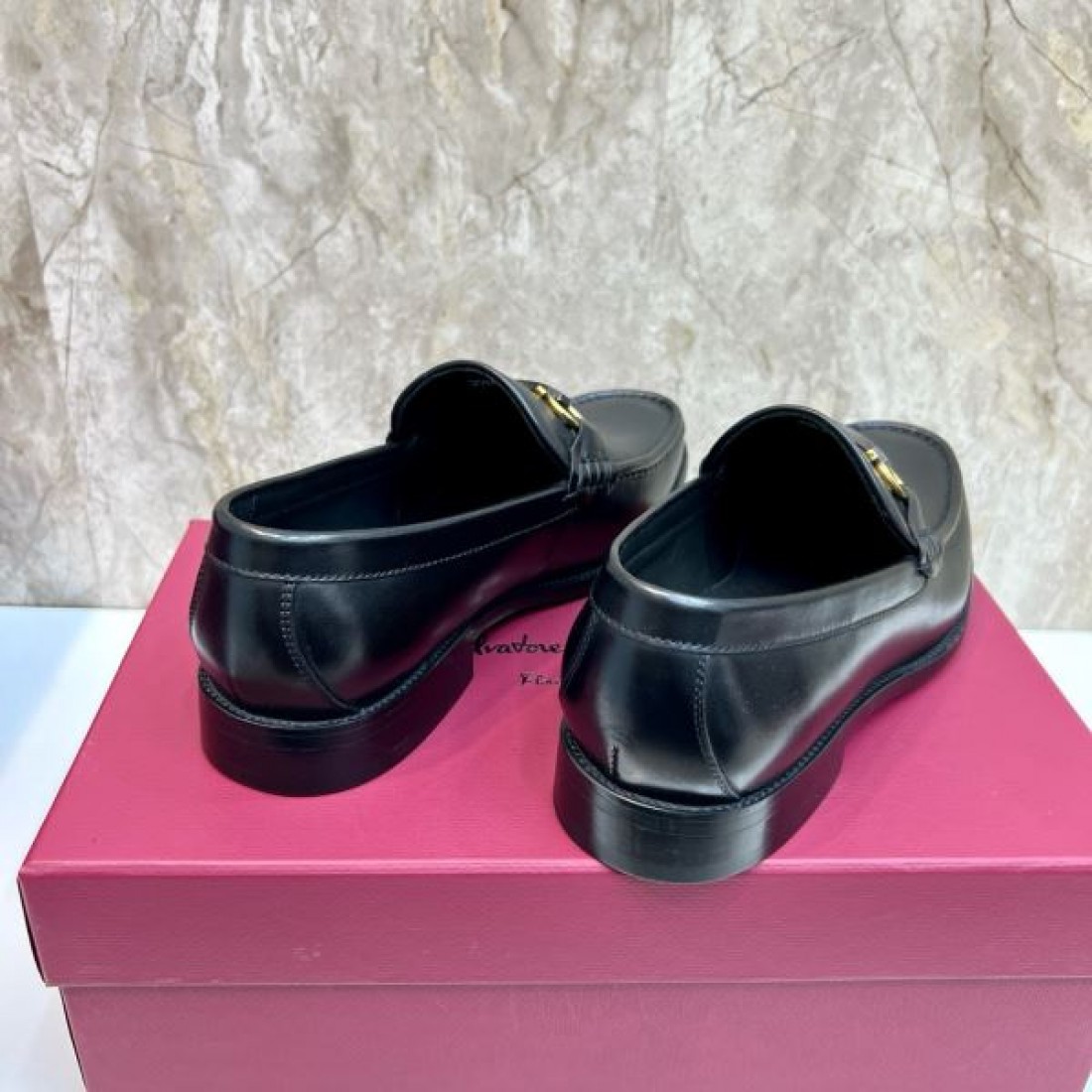 モカシン構造 メタルアクセント 滑らかなレザー感 FERRAGAMO フェラガモ コピー ビジネスシューズ 丁寧な仕立て
