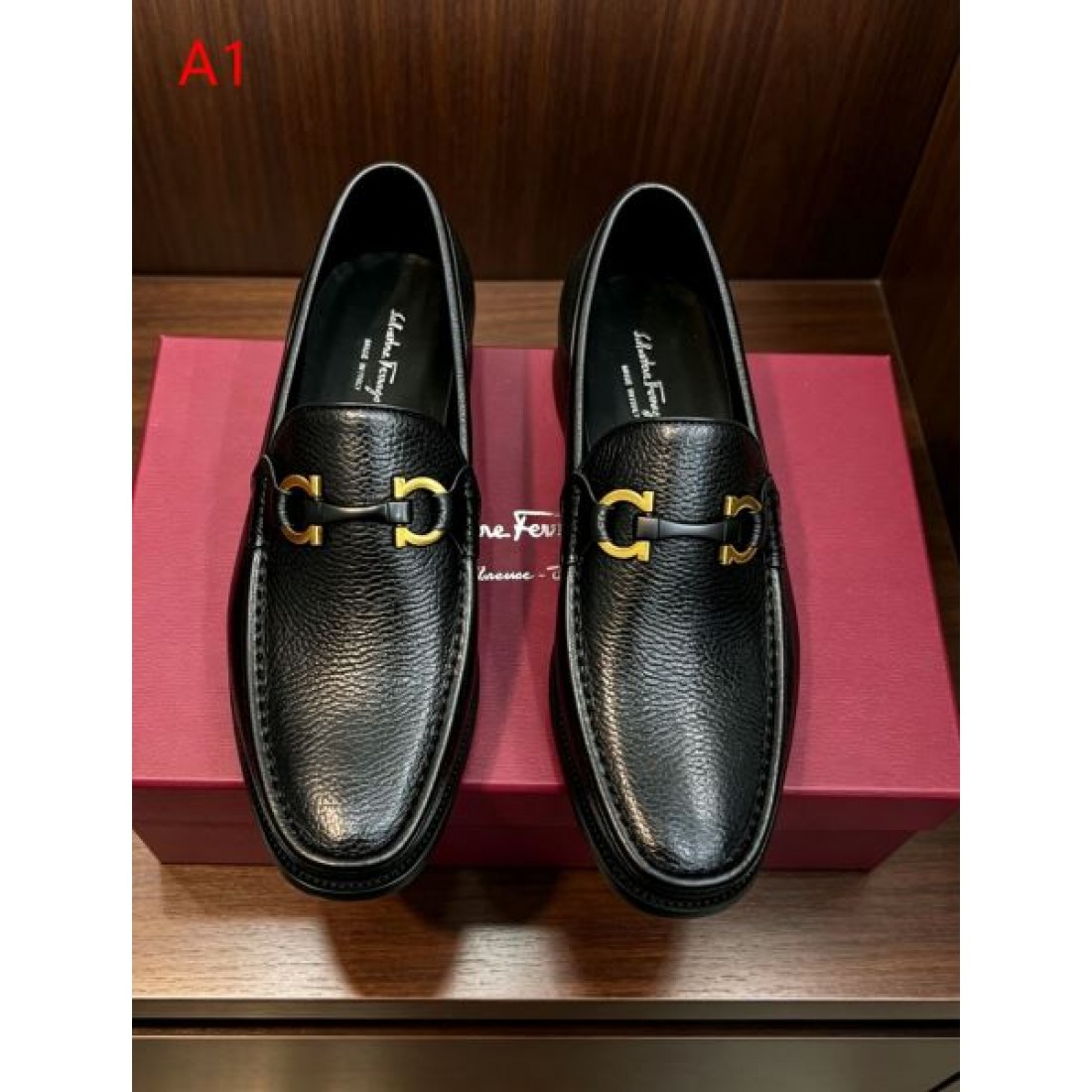 ガンチーニローファー メタルモチーフ イタリアンクラフト FERRAGAMO フェラガモ コピー ビジネスシューズ 伝統スタイル