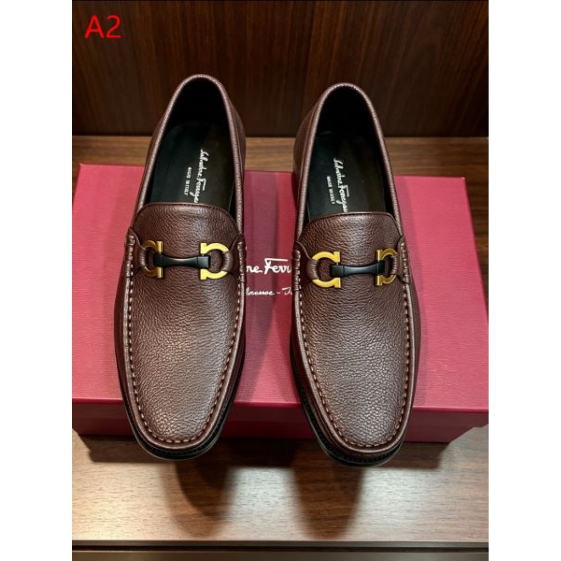 ガンチーニローファー メタルモチーフ イタリアンクラフト FERRAGAMO フェラガモ コピー ビジネスシューズ 伝統スタイル