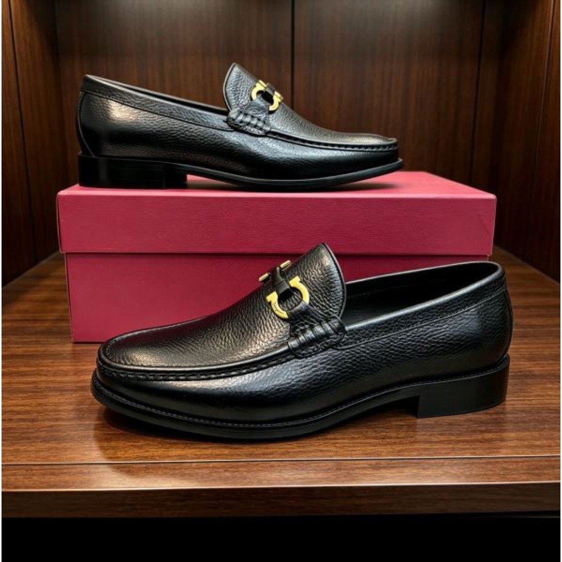 ガンチーニローファー メタルモチーフ イタリアンクラフト FERRAGAMO フェラガモ コピー ビジネスシューズ 伝統スタイル