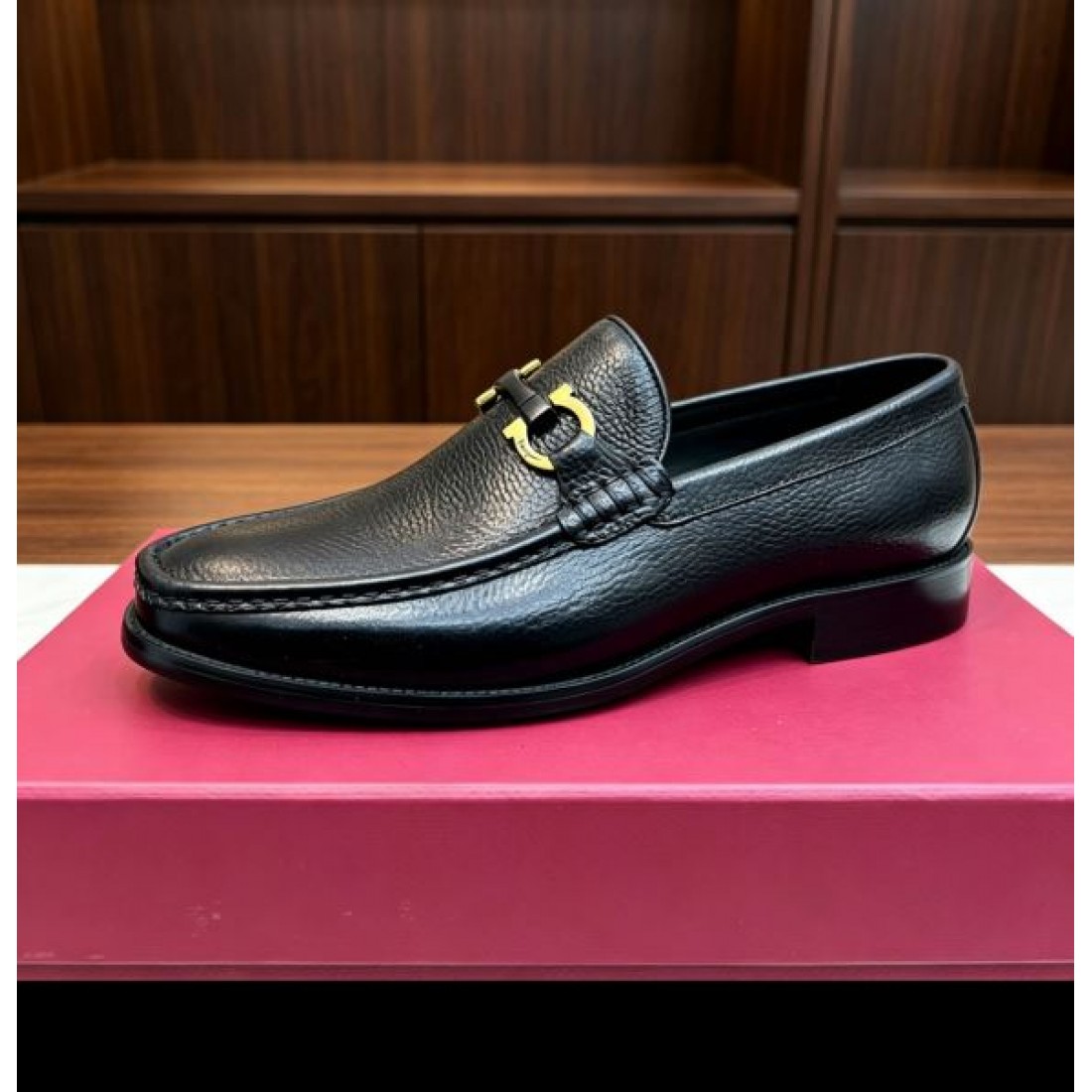 ガンチーニローファー メタルモチーフ イタリアンクラフト FERRAGAMO フェラガモ コピー ビジネスシューズ 伝統スタイル