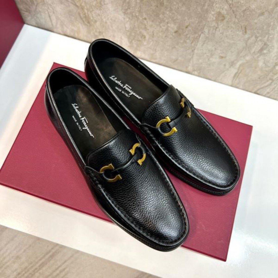 ガンチーニローファー メタルモチーフ イタリアンクラフト FERRAGAMO フェラガモ コピー ビジネスシューズ 伝統スタイル