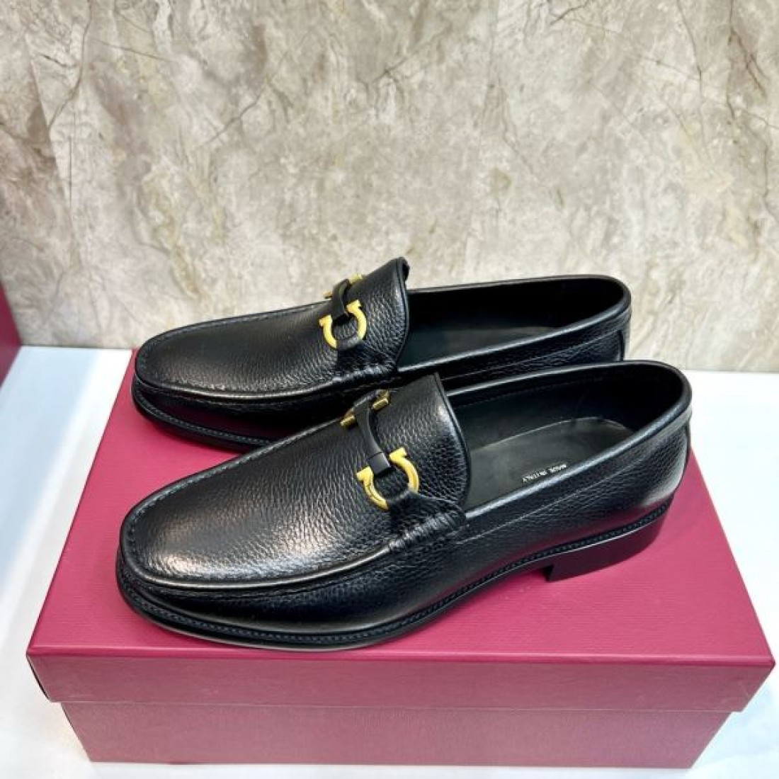 ガンチーニローファー メタルモチーフ イタリアンクラフト FERRAGAMO フェラガモ コピー ビジネスシューズ 伝統スタイル