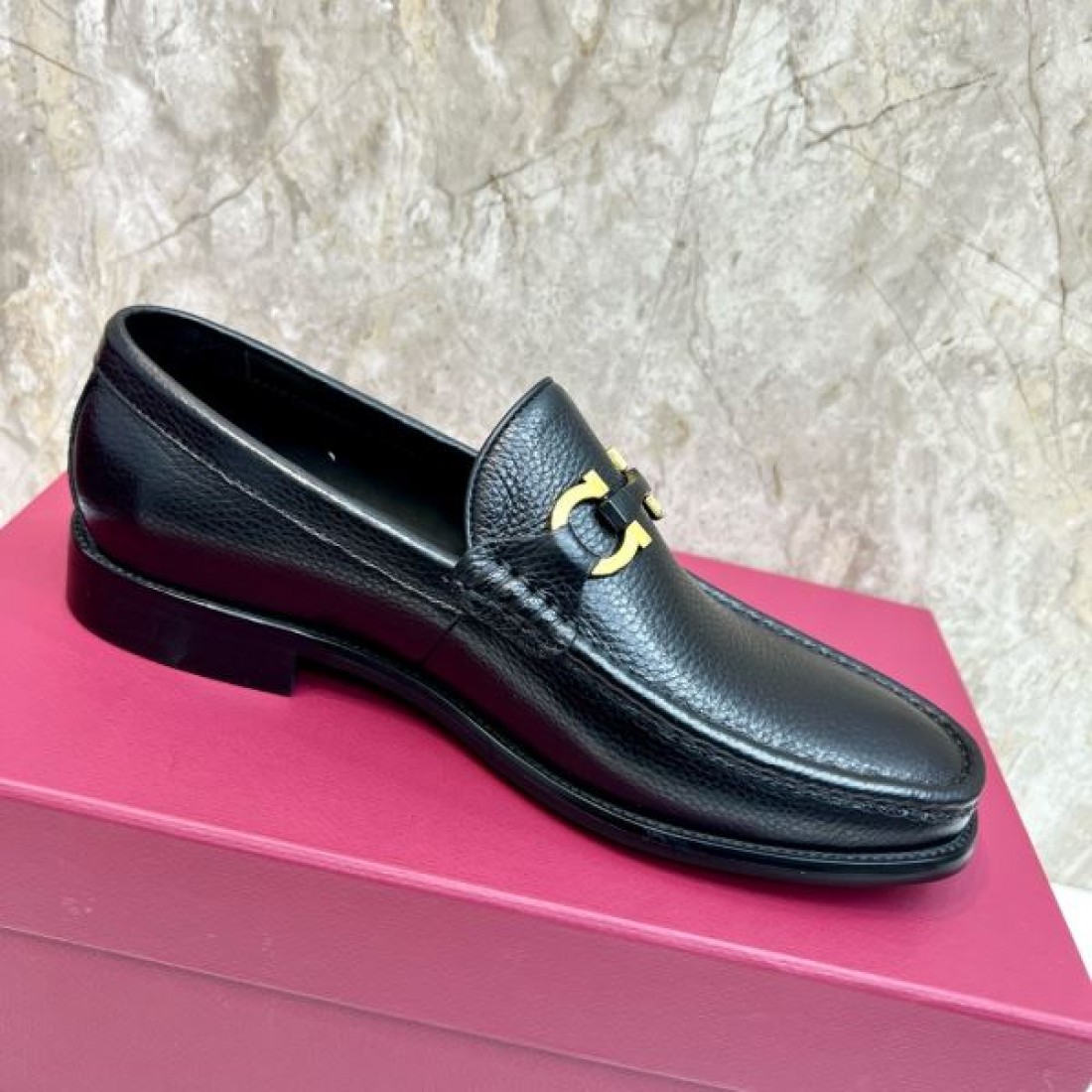 ガンチーニローファー メタルモチーフ イタリアンクラフト FERRAGAMO フェラガモ コピー ビジネスシューズ 伝統スタイル