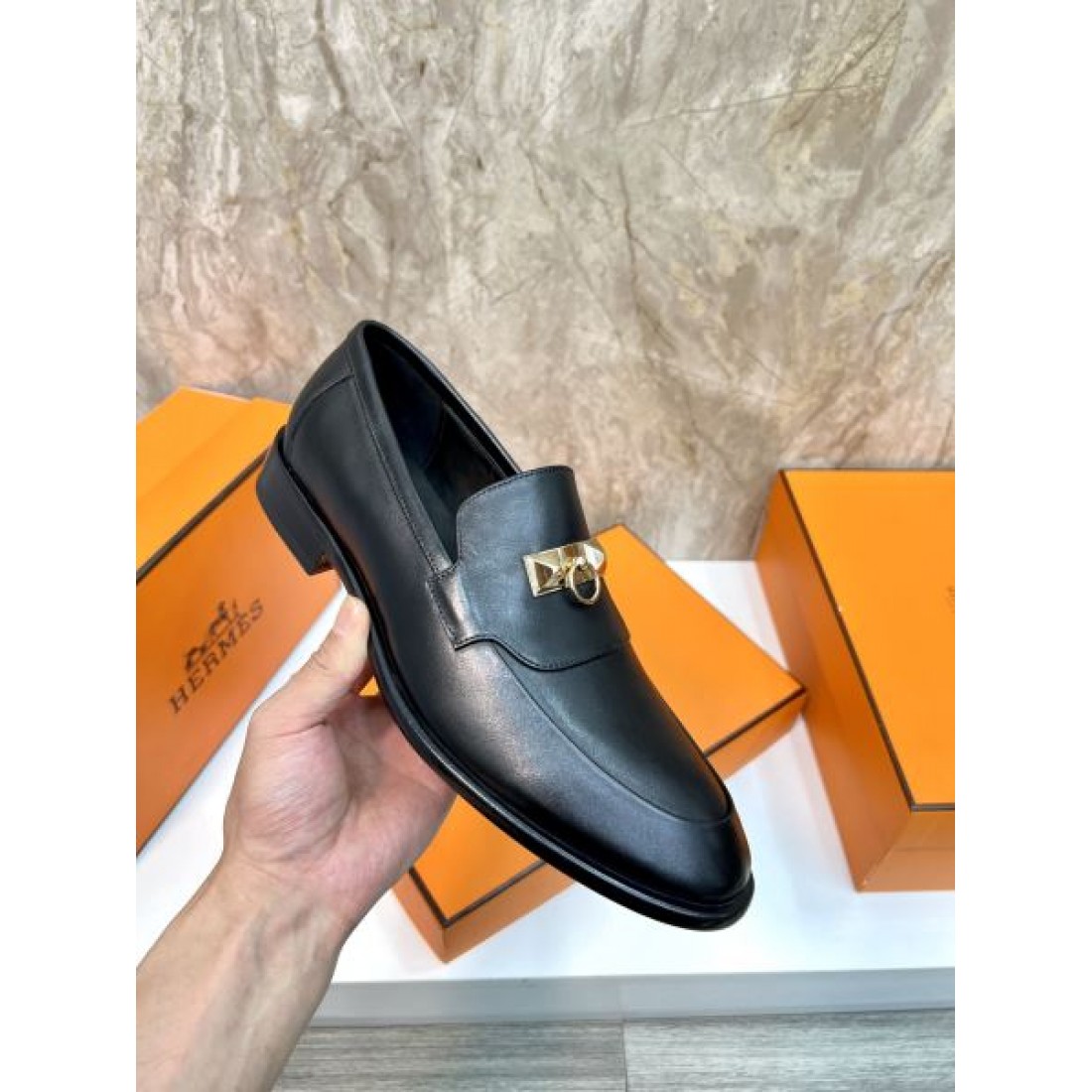 ローファー メタルモチーフ エレガントライン HERMES エルメス コピー ビジネスシューズ 滑らかなレザー感 人気上昇モデル