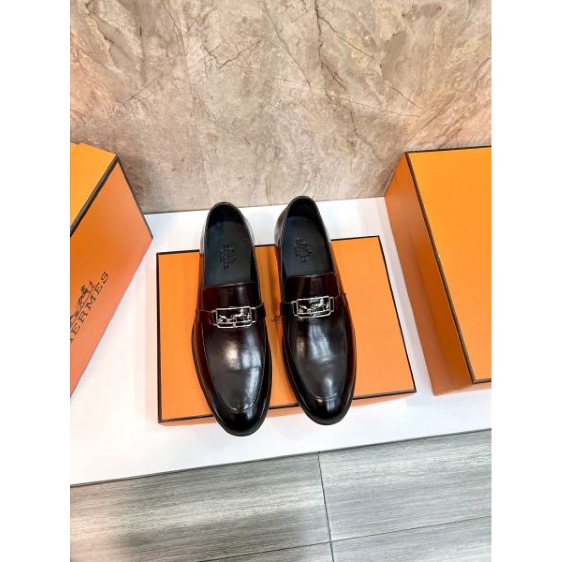 メタルバックルデザイン スリムフォルム 艶やかな質感 HERMES エルメス コピー ビジネスシューズ エレガントライン 注目モデル