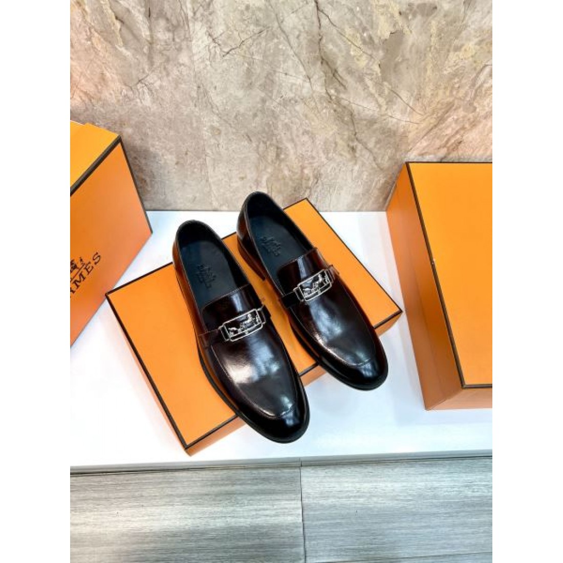 メタルバックルデザイン スリムフォルム 艶やかな質感 HERMES エルメス コピー ビジネスシューズ エレガントライン 注目モデル