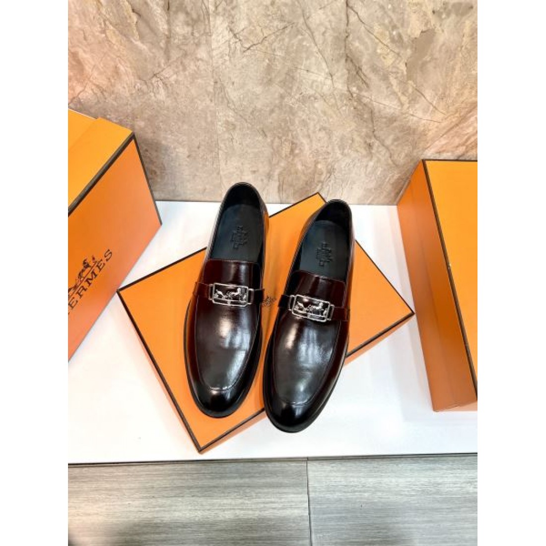 メタルバックルデザイン スリムフォルム 艶やかな質感 HERMES エルメス コピー ビジネスシューズ エレガントライン 注目モデル