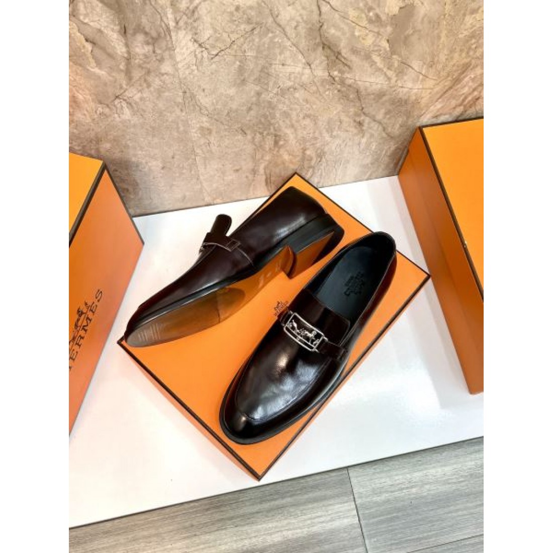 メタルバックルデザイン スリムフォルム 艶やかな質感 HERMES エルメス コピー ビジネスシューズ エレガントライン 注目モデル