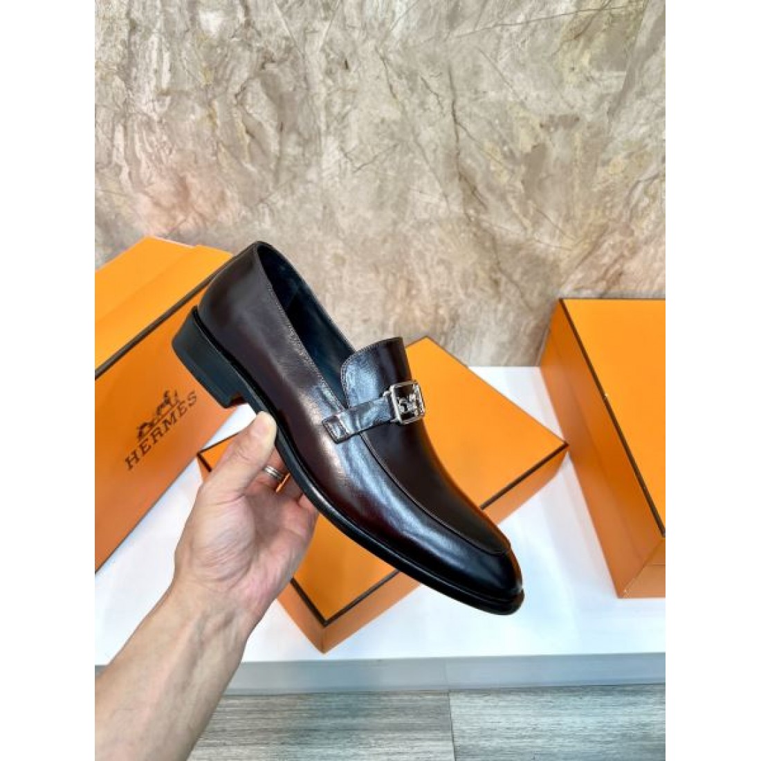メタルバックルデザイン スリムフォルム 艶やかな質感 HERMES エルメス コピー ビジネスシューズ エレガントライン 注目モデル