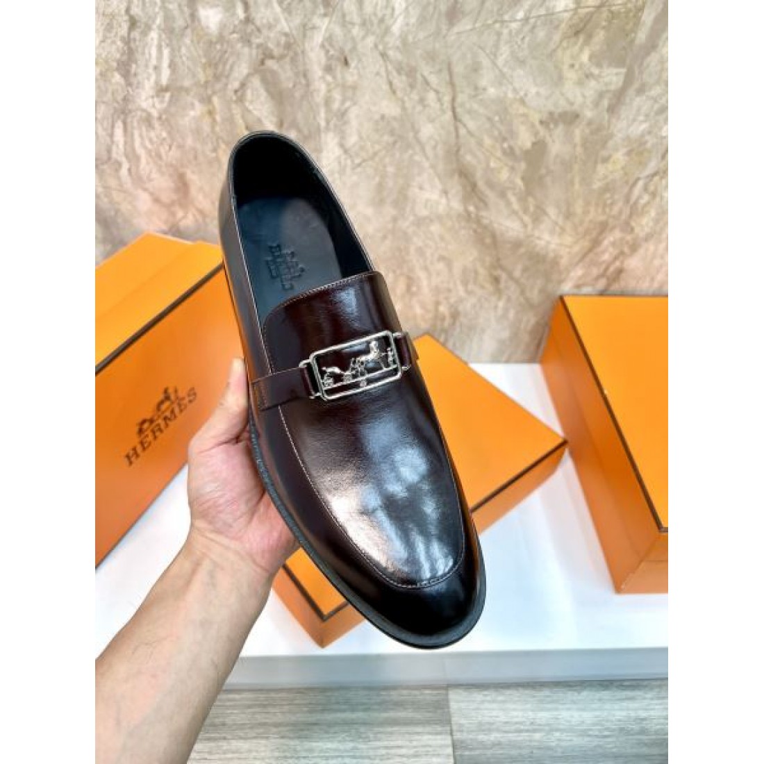 メタルバックルデザイン スリムフォルム 艶やかな質感 HERMES エルメス コピー ビジネスシューズ エレガントライン 注目モデル