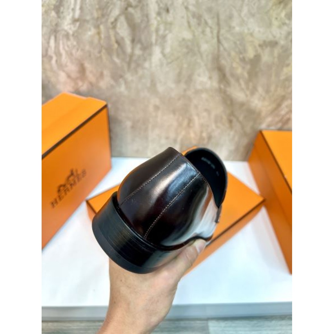 メタルバックルデザイン スリムフォルム 艶やかな質感 HERMES エルメス コピー ビジネスシューズ エレガントライン 注目モデル
