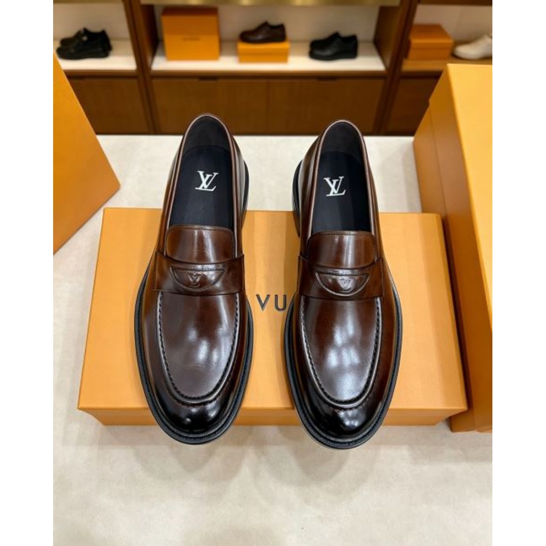 ローファータイプ ステッチディテール マットな質感 LOUIS VUITTON ルイヴィトン コピー ビジネスシューズ 大人コーデ 高評価モデル