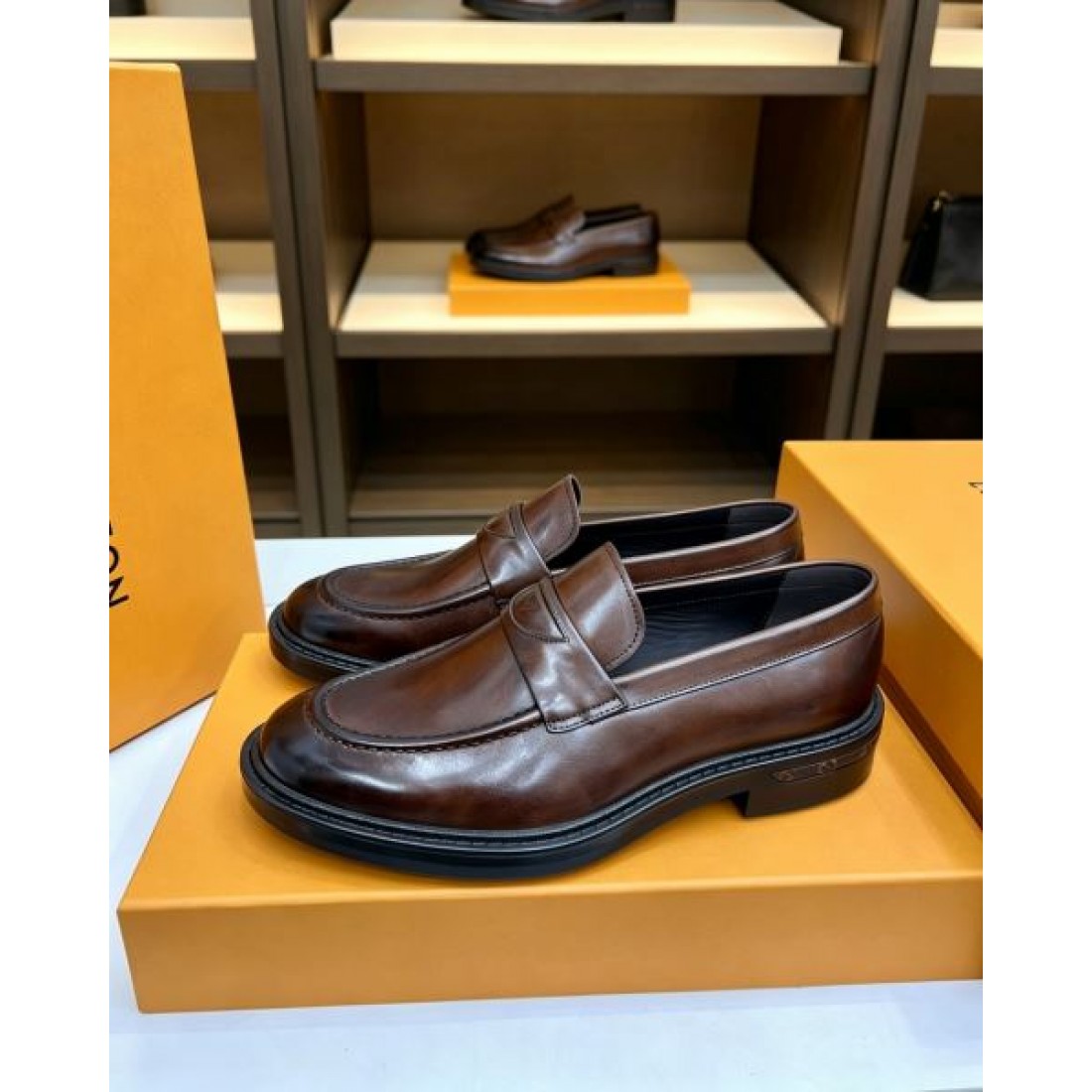 ローファータイプ ステッチディテール マットな質感 LOUIS VUITTON ルイヴィトン コピー ビジネスシューズ 大人コーデ 高評価モデル