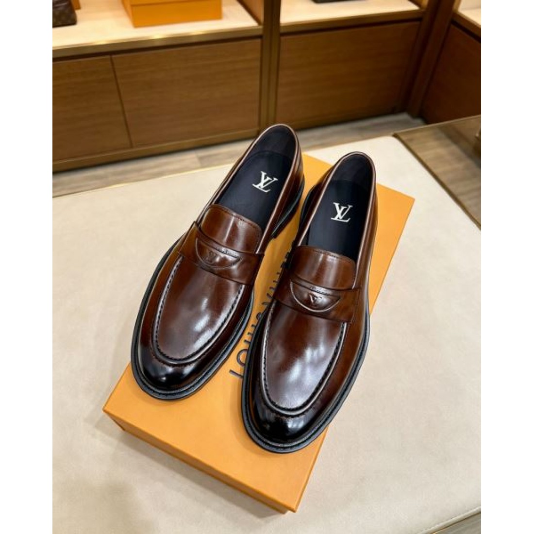 ローファータイプ ステッチディテール マットな質感 LOUIS VUITTON ルイヴィトン コピー ビジネスシューズ 大人コーデ 高評価モデル