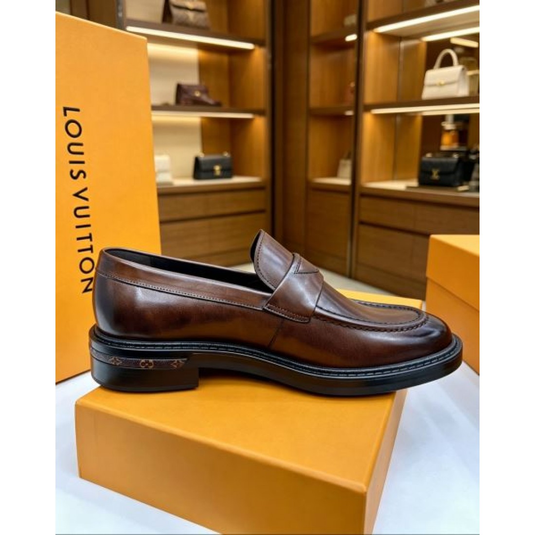 ローファータイプ ステッチディテール マットな質感 LOUIS VUITTON ルイヴィトン コピー ビジネスシューズ 大人コーデ 高評価モデル