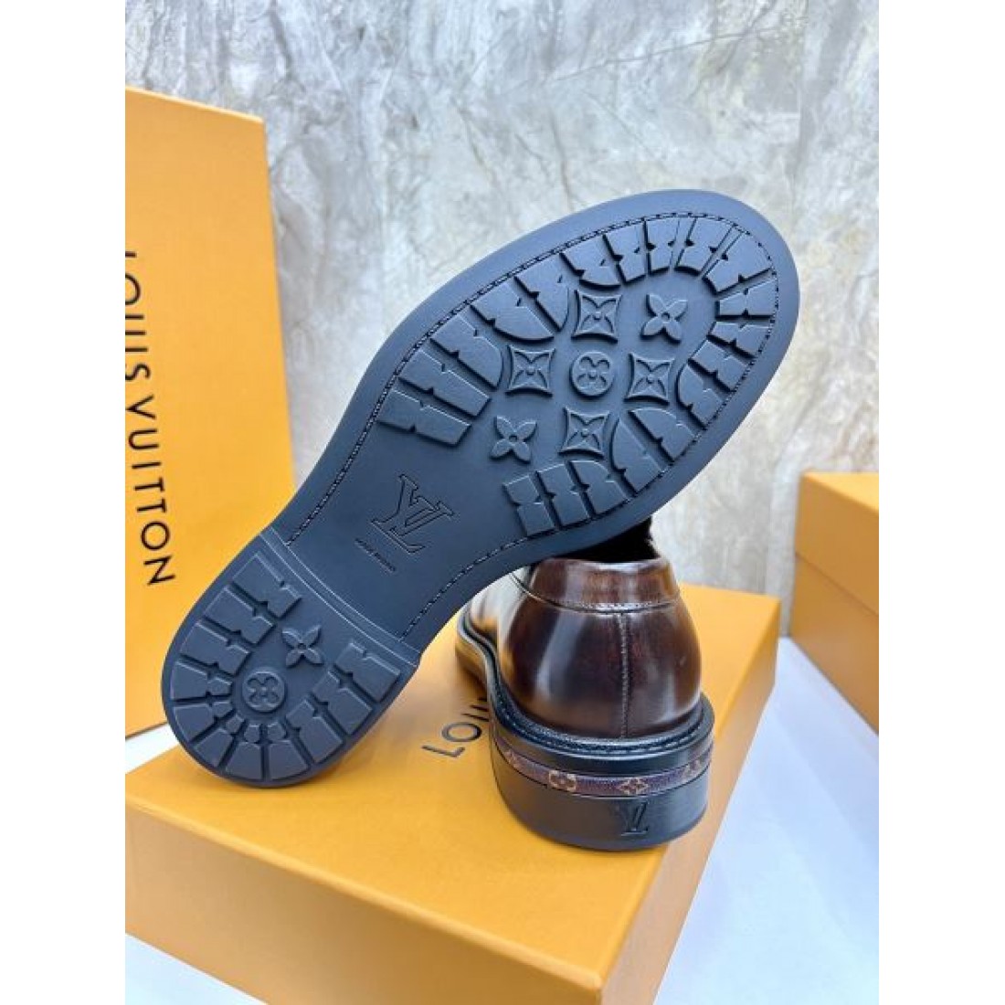 ローファータイプ ステッチディテール マットな質感 LOUIS VUITTON ルイヴィトン コピー ビジネスシューズ 大人コーデ 高評価モデル