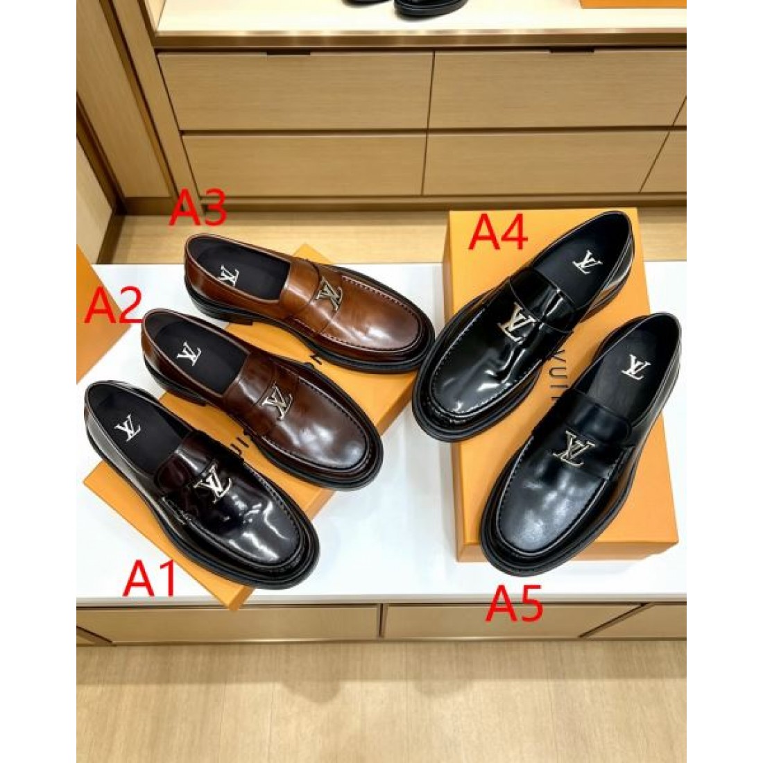 ローファーデザイン LVアクセント 滑らかな表面感 LOUIS VUITTON ルイヴィトン コピー ビジネスシューズ クラシックスタイル 人気上昇
