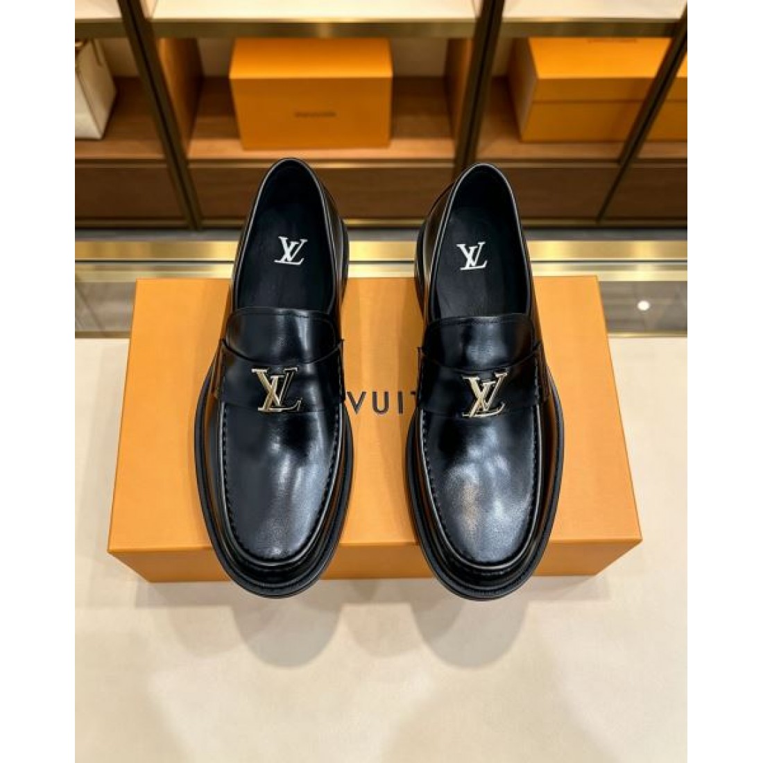 ローファーデザイン LVアクセント 滑らかな表面感 LOUIS VUITTON ルイヴィトン コピー ビジネスシューズ クラシックスタイル 人気上昇