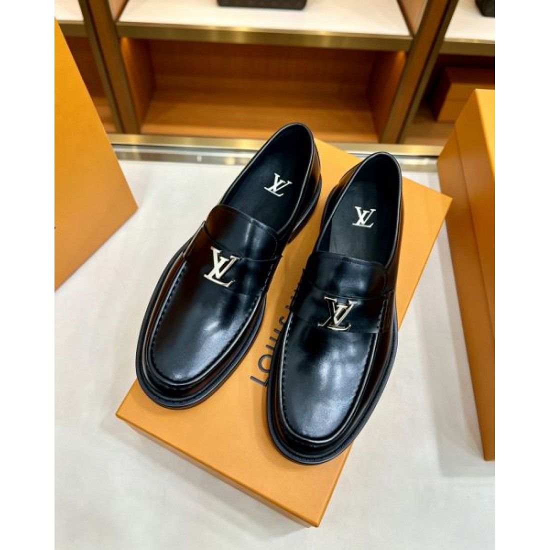 ローファーデザイン LVアクセント 滑らかな表面感 LOUIS VUITTON ルイヴィトン コピー ビジネスシューズ クラシックスタイル 人気上昇