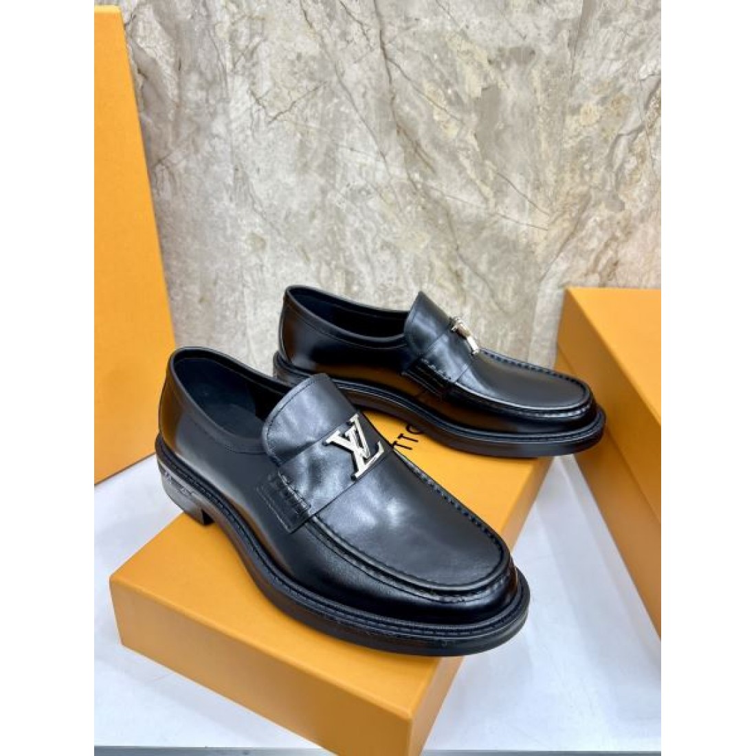 ローファーデザイン LVアクセント 滑らかな表面感 LOUIS VUITTON ルイヴィトン コピー ビジネスシューズ クラシックスタイル 人気上昇